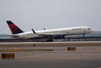 Delta Boeing 757-2Q8 at landing at JFK