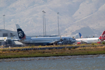 Air Alaska B737-890 screaming down the runway