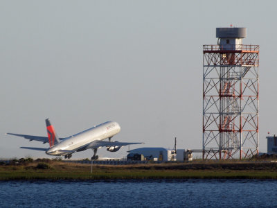 Delta B757-232 takes flight