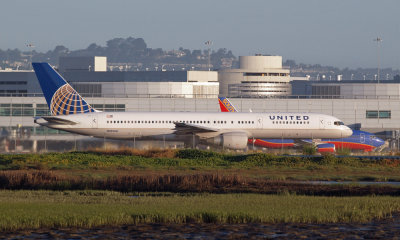 United B757-232 on the runway