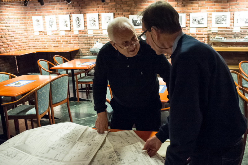 En av gutta hadde med seg diverse gamle modellflytegninger som han diskuterer med Hans Breder.