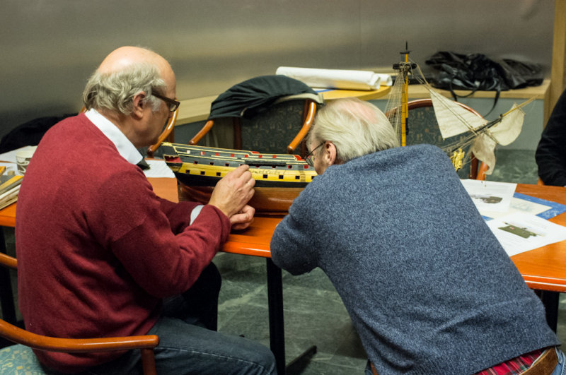 Jan Wellen diskuterer noen av de finere punkter med Otto Eidem
