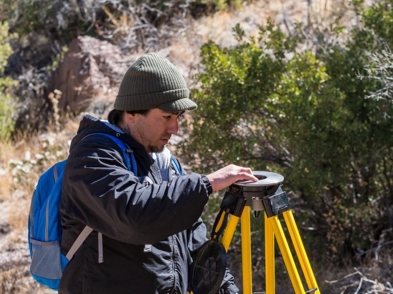 Chris Diaz, setting up the tripod