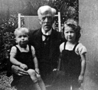 Jacques Bosmans with his grandchidren Henny and Martha