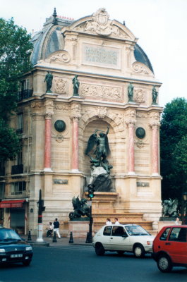 Fontaine place Saint-Michel 19