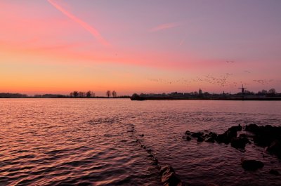 Boven Merwede na zonsondergang