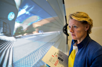 Ulla Hamilton,  fretagarborgarrd,  vandrar genom NOD-byggnaden med Space Management 