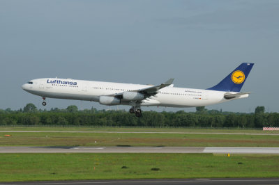Lufthansa Airbus A340-300 D-AIGO  