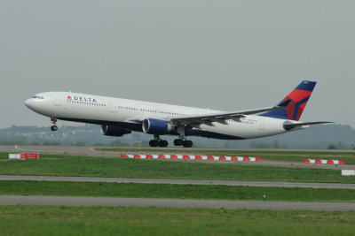 Delta Airbus A330-300 N803NW
