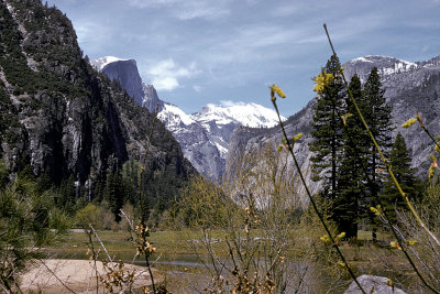 CA Yosemite NP 01 Valley Entrance.jpg