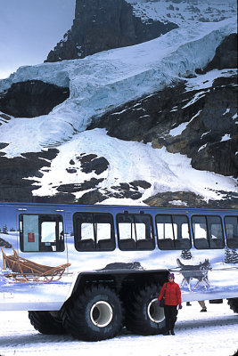 AB Banff NP Athabasca Glacier 4 Snowmobile y2003 Edith.jpg