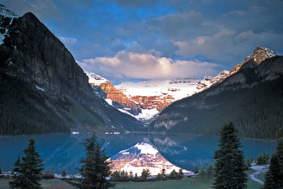 AB Banff NP Lake Louise 01 Sunrise.jpg