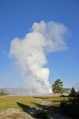 WY Yellowstone NP 590c Upper Geyser Basin, Old Faithful Geyser.jpg