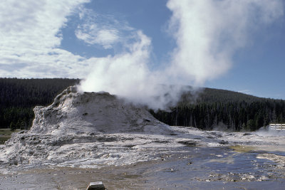 WY Yellowstone NP 600h1 Upper Geyser Basin, Castle Geyser.jpg
