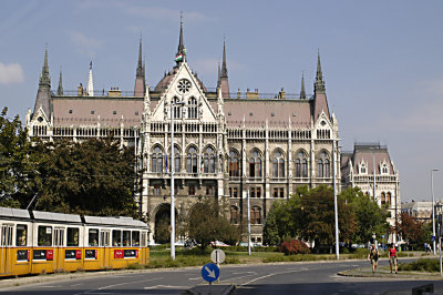 HUN 09 Budapest Parliament Trolley.jpg