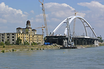 SVK Bratislava 1 Danube River Arch Bridge & Hotel.jpg