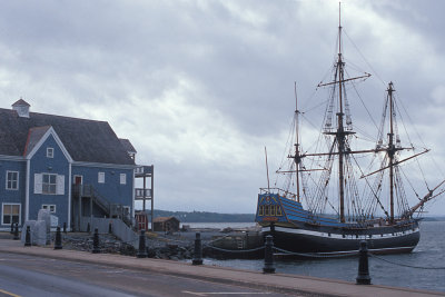 NS Pictou Heritage Quay Museum w Scottish Immigrant Ship Hector.jpg