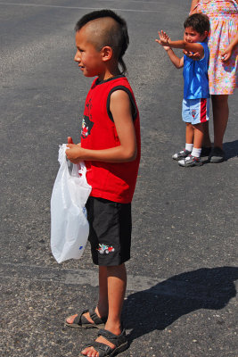 MT 042 Browning Blackfeet Parade Spectator with Candy Collecting Bag.jpg