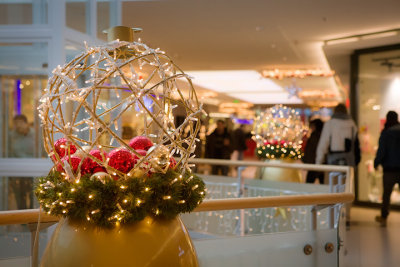 Shopping mall Christmas decor
