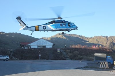 往武嶺路上直升機突然降落在旁邊