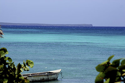 mar y bote de La Cueva