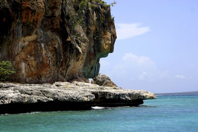 Rocas camino a la Baha De Las Aguilas.