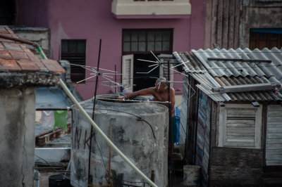 <B>Filling Water <FONT SIZE=2>Havana, Cuba - May 2012</FONT>