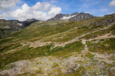 Besseggen Trail with Surtningssui 2368m behind