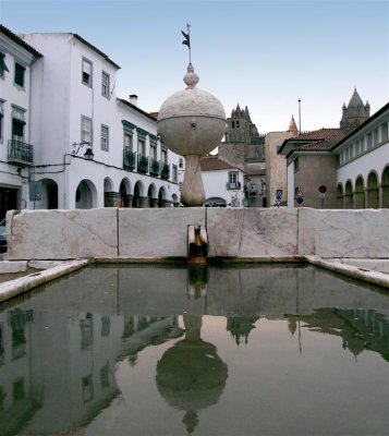 134 Evora Largo das Portas de Moura.JPG