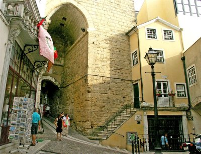 343 Coimbra Arco de Almedina.JPG