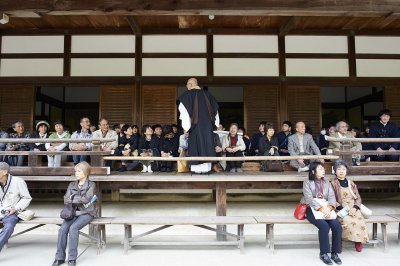 A buddhist monk tells a story in Kyoto @f5.6 D700