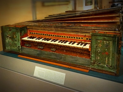 Un anctre du piano (Collection d'instruments de musique anciens)