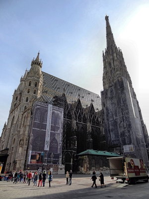 La cathdrale Saint-tienne, symbole de la ville, cache sous les chaffaudages