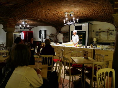 Dmonstration culinaire du strudel aux pommes (Apfelstrudel Show) selon la recette impriale