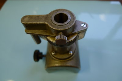 Optical bench saddle