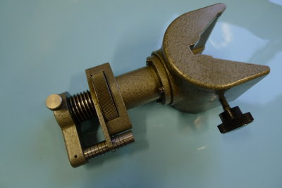 Optical bench saddle