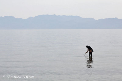 Vissende Bedoeienvrouw in Dahab