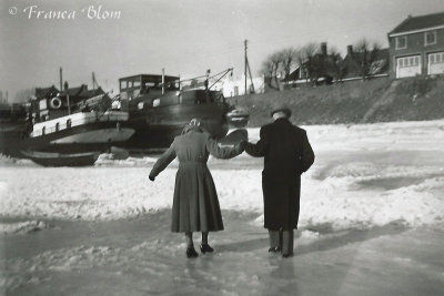 Opa en oma op de bevroren rivier De Merwede in 1956