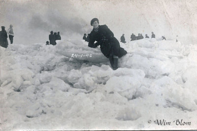 Tante Jana op de bevroren Merwede 24-01-1940