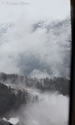 De bergen zijn in de wolken.