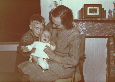 November 1962 - oma Trapman met Gerrit en mij 