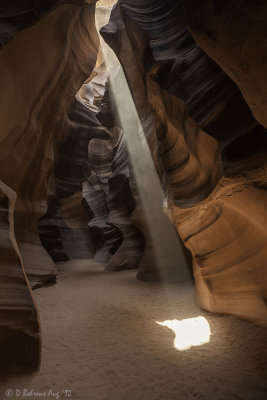 Antelope Canyon lightbeam.jpg