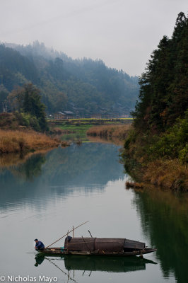 China (Guizhou) - Man Fishing from His Boat 