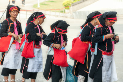 China (Yunnan) - Waiting At The Border Crossing)