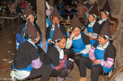 China (Yunnan) - Women Waiting at Dujie
