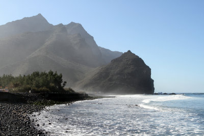 Cliffs south of Puerto de La Aldea de San Nicols with spray.jpg