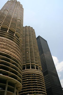 Bertrand Goldberg vs Mies van der Rohe