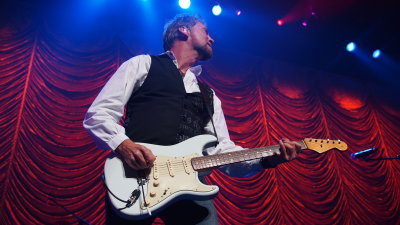 Kenny with white guitar 