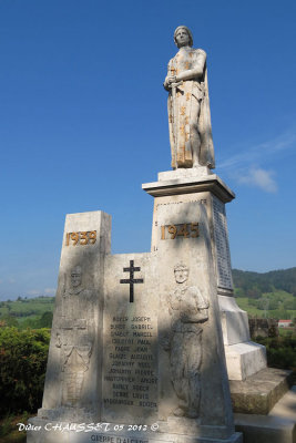 Monument aux morts orné de la statue de Jeanne d'Arc