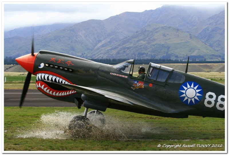 Curtis P40 Kittyhawk meets Water (1)